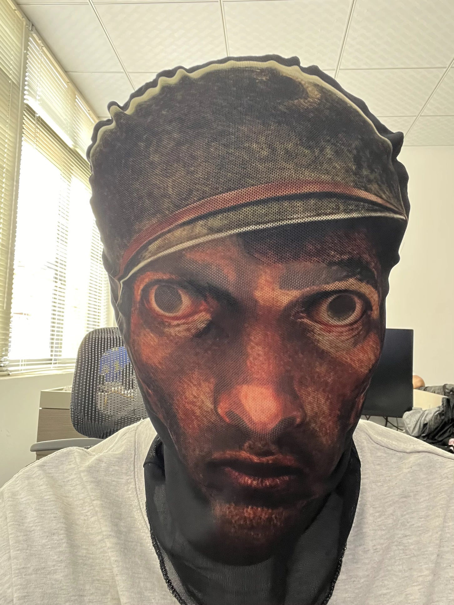 “Stare” mask